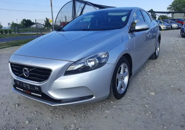 VOLVO V40 D2