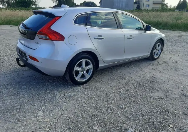 VOLVO V40 D2