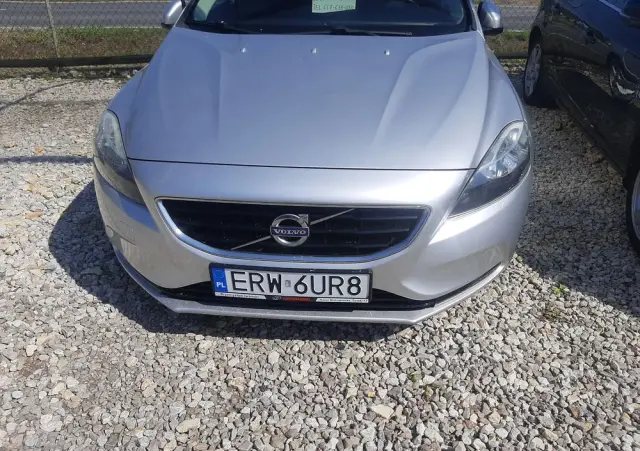 VOLVO V40 D2