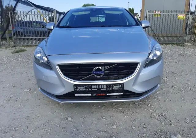 VOLVO V40 D2