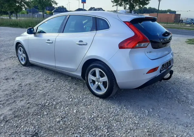 VOLVO V40 D2