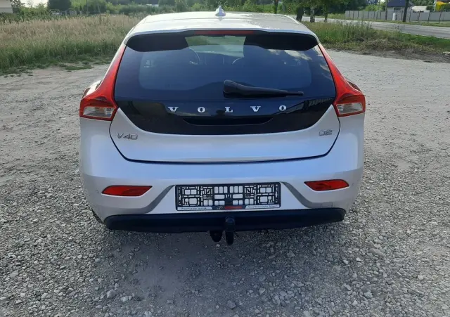 VOLVO V40 D2