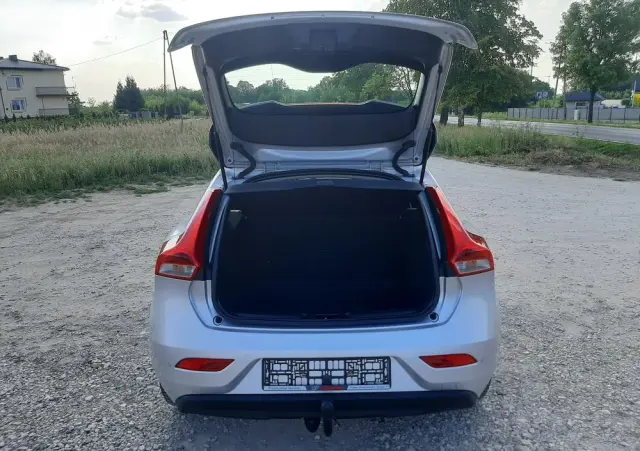 VOLVO V40 D2