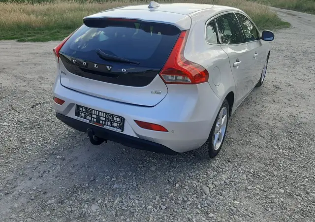 VOLVO V40 D2