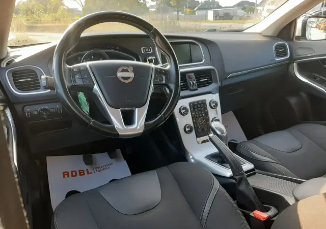 VOLVO V40 D2