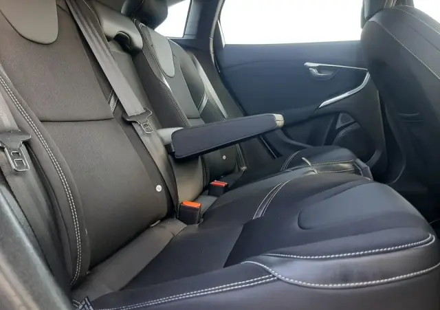 VOLVO V40 D2