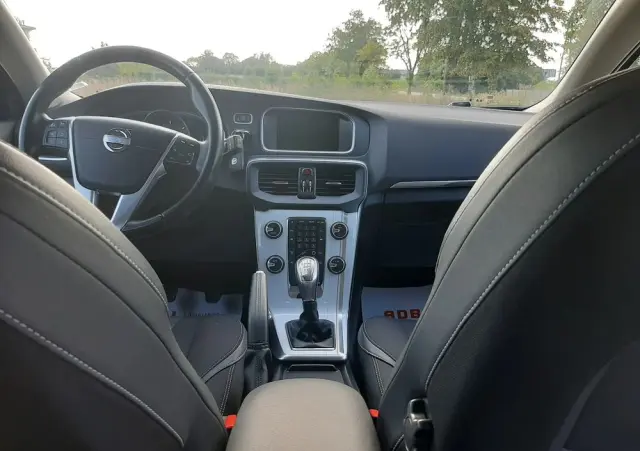 VOLVO V40 D2