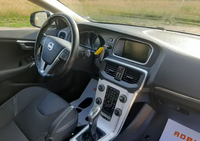 VOLVO V40 D2