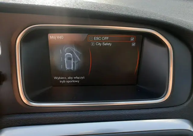 VOLVO V40 D2