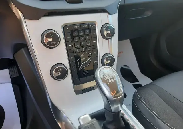 VOLVO V40 D2