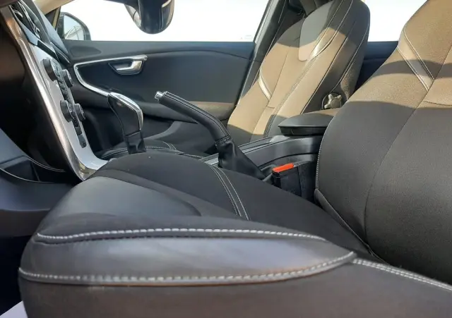 VOLVO V40 D2