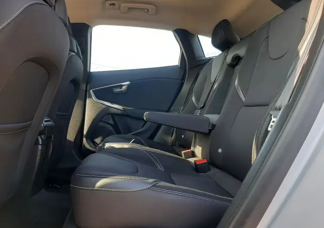VOLVO V40 D2