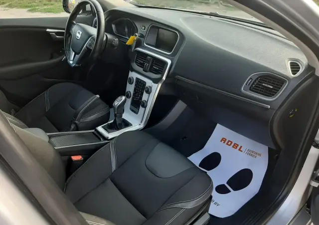 VOLVO V40 D2