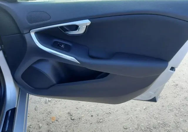 VOLVO V40 D2