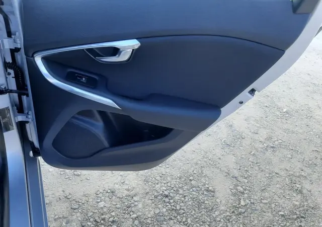VOLVO V40 D2