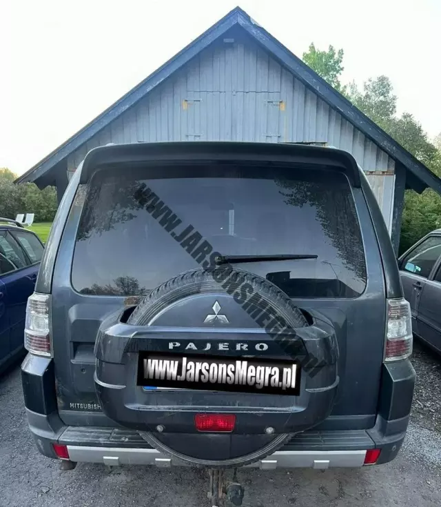 MITSUBISHI Pajero 