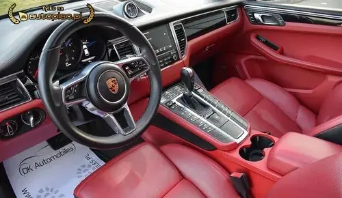 PORSCHE Macan 