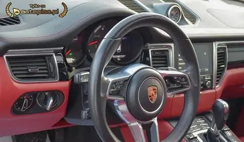 PORSCHE Macan 