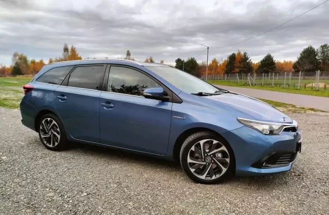 TOYOTA Auris 