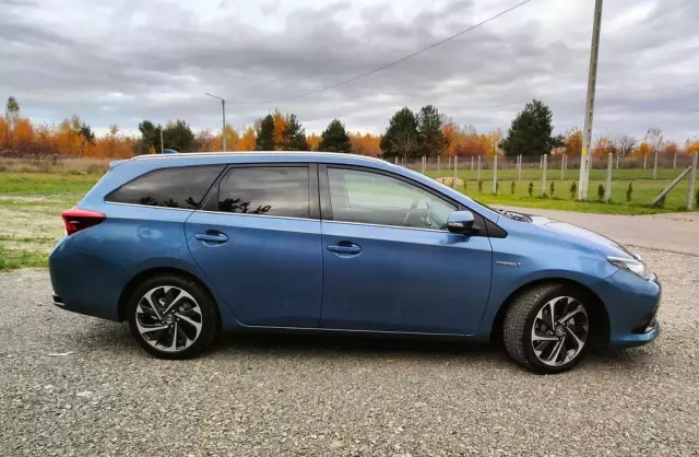TOYOTA Auris 