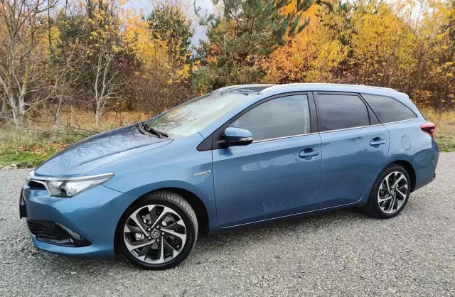 TOYOTA Auris 