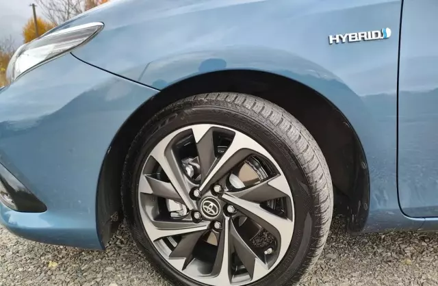 TOYOTA Auris 