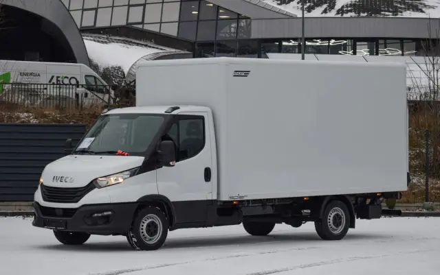 IVECO DAILY 35S14 / 2.3 - 140 KM / AUTIOMAT HI-MATIC / 3 OSOBY / DO 3,5 TONY / KONTENER / DOSTAWCZE / WINDA PALFINGER / KLIMA / TEMPOMAT / 2022 / SERWISOWANY / SPROWADZONY Z NIEMIEC 