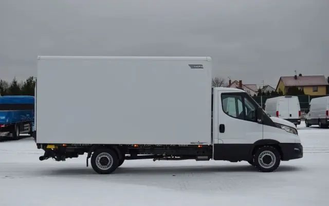 IVECO DAILY 35S14 / 2.3 - 140 KM / AUTIOMAT HI-MATIC / 3 OSOBY / DO 3,5 TONY / KONTENER / DOSTAWCZE / WINDA PALFINGER / KLIMA / TEMPOMAT / 2022 / SERWISOWANY / SPROWADZONY Z NIEMIEC 