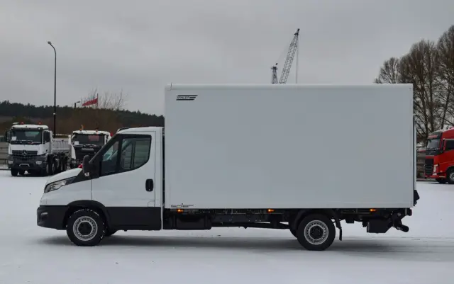 IVECO DAILY 35S14 / 2.3 - 140 KM / AUTIOMAT HI-MATIC / 3 OSOBY / DO 3,5 TONY / KONTENER / DOSTAWCZE / WINDA PALFINGER / KLIMA / TEMPOMAT / 2022 / SERWISOWANY / SPROWADZONY Z NIEMIEC 