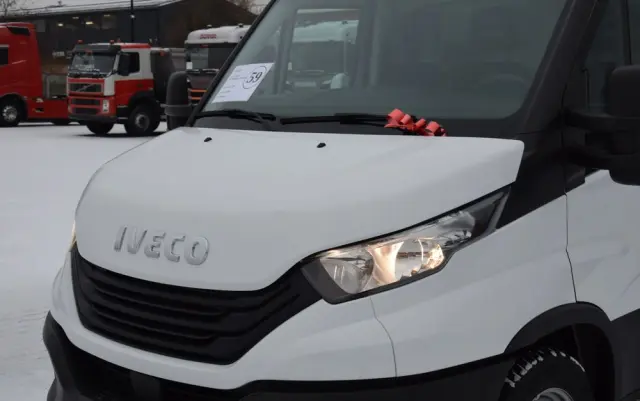 IVECO DAILY 35S14 / 2.3 - 140 KM / AUTIOMAT HI-MATIC / 3 OSOBY / DO 3,5 TONY / KONTENER / DOSTAWCZE / WINDA PALFINGER / KLIMA / TEMPOMAT / 2022 / SERWISOWANY / SPROWADZONY Z NIEMIEC 