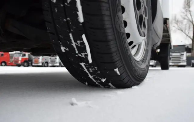 IVECO DAILY 35S14 / 2.3 - 140 KM / AUTIOMAT HI-MATIC / 3 OSOBY / DO 3,5 TONY / KONTENER / DOSTAWCZE / WINDA PALFINGER / KLIMA / TEMPOMAT / 2022 / SERWISOWANY / SPROWADZONY Z NIEMIEC 