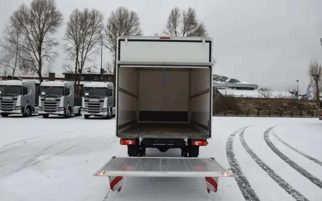 IVECO DAILY 35S14 / 2.3 - 140 KM / AUTIOMAT HI-MATIC / 3 OSOBY / DO 3,5 TONY / KONTENER / DOSTAWCZE / WINDA PALFINGER / KLIMA / TEMPOMAT / 2022 / SERWISOWANY / SPROWADZONY Z NIEMIEC 