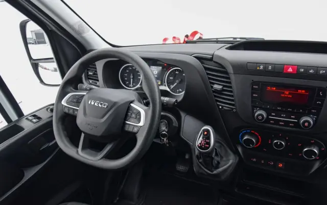 IVECO DAILY 35S14 / 2.3 - 140 KM / AUTIOMAT HI-MATIC / 3 OSOBY / DO 3,5 TONY / KONTENER / DOSTAWCZE / WINDA PALFINGER / KLIMA / TEMPOMAT / 2022 / SERWISOWANY / SPROWADZONY Z NIEMIEC 