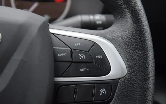 IVECO DAILY 35S14 / 2.3 - 140 KM / AUTIOMAT HI-MATIC / 3 OSOBY / DO 3,5 TONY / KONTENER / DOSTAWCZE / WINDA PALFINGER / KLIMA / TEMPOMAT / 2022 / SERWISOWANY / SPROWADZONY Z NIEMIEC 