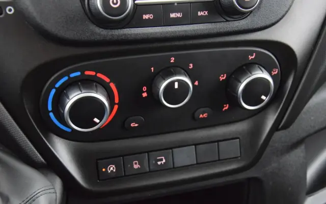 IVECO DAILY 35S14 / 2.3 - 140 KM / AUTIOMAT HI-MATIC / 3 OSOBY / DO 3,5 TONY / KONTENER / DOSTAWCZE / WINDA PALFINGER / KLIMA / TEMPOMAT / 2022 / SERWISOWANY / SPROWADZONY Z NIEMIEC 