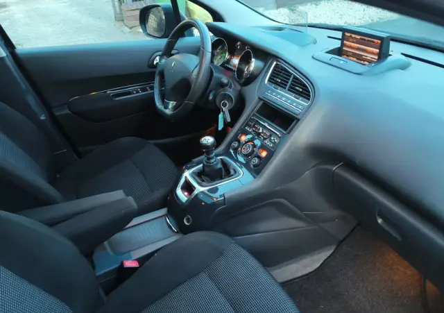 PEUGEOT 5008 155 THP Allure