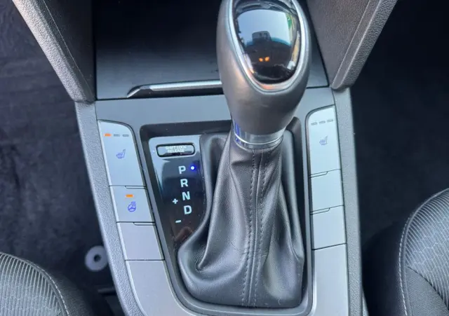 HYUNDAI Elantra 1.6 Premium
