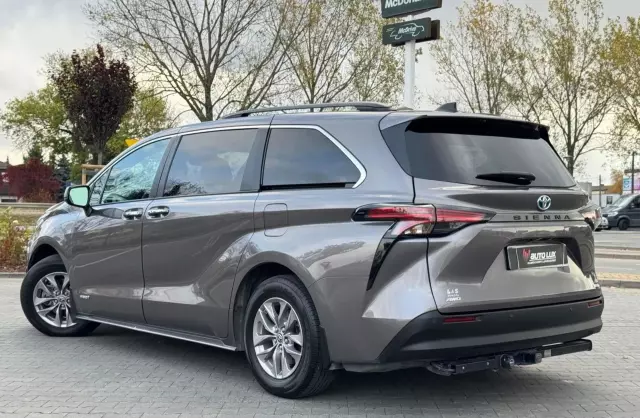 TOYOTA Sienna 
