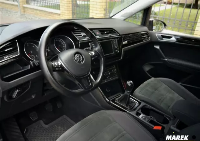 VOLKSWAGEN Touran 