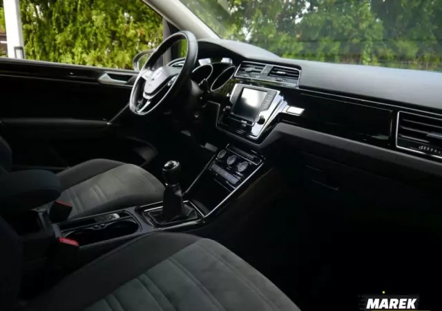 VOLKSWAGEN Touran 