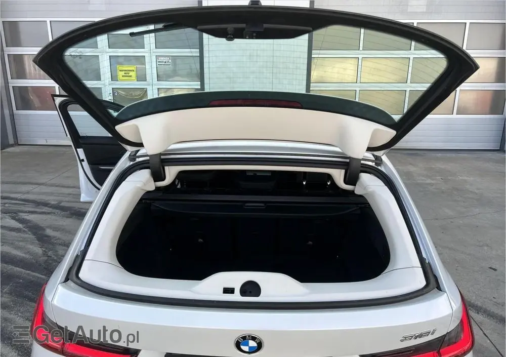 BMW Seria 3 318i Advantage