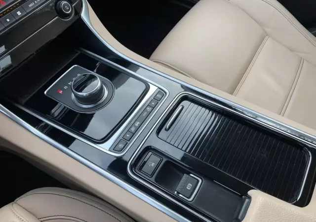 JAGUAR XE 2.0 D Prestige