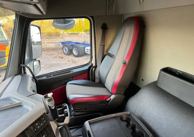 VOLVO FM 370 / 6x2 / Chłodnia / Winda / 