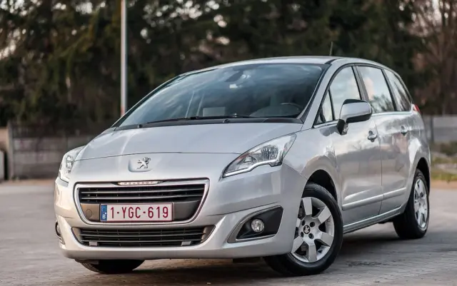 PEUGEOT 5008 