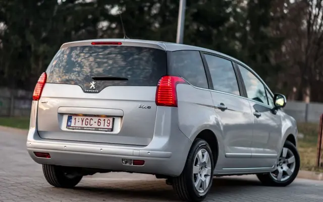 PEUGEOT 5008 