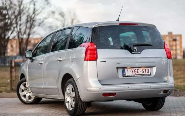 PEUGEOT 5008 