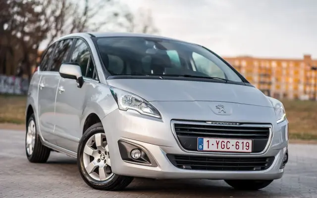 PEUGEOT 5008 