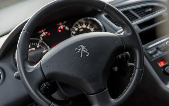 PEUGEOT 5008 