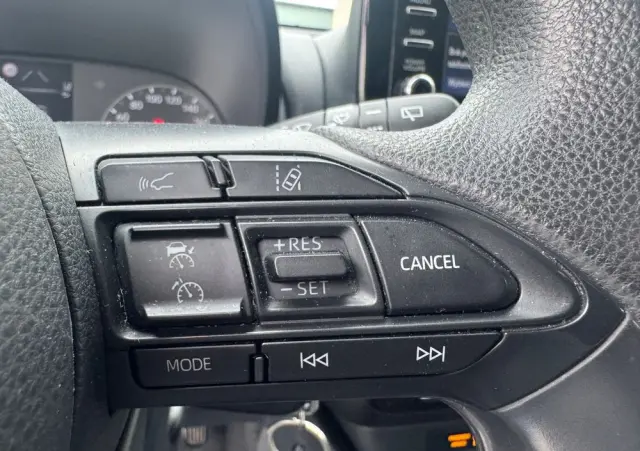 TOYOTA Yaris Ver-hybrid-1-5-comfort