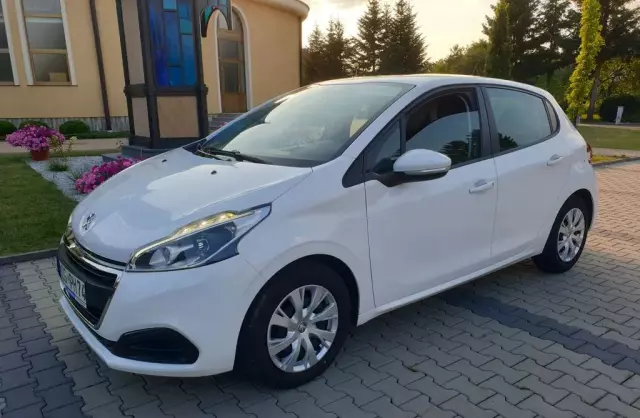 PEUGEOT 208 